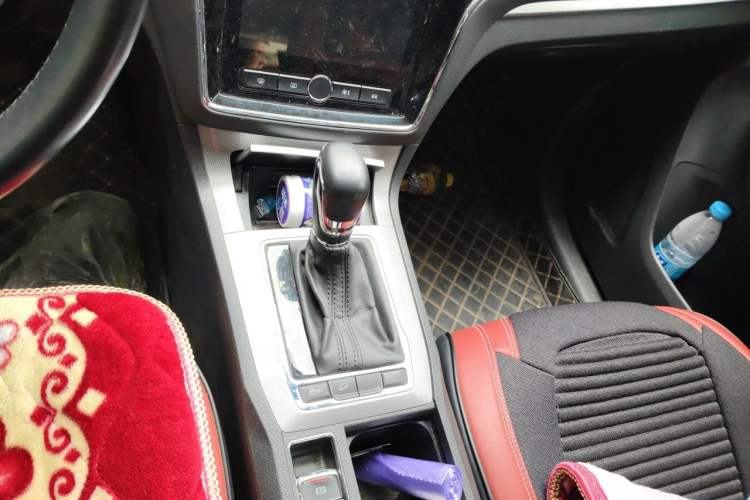 Used Roewe RX5 2020 20T Automatic 4G Connected Million Edition Gear Lever
