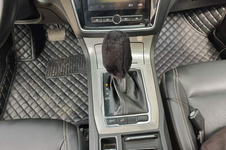 Used Roewe RX5 2020 20T Automatic 4G Connected Million Edition Gear Lever