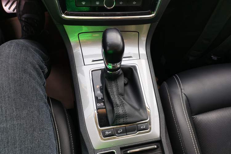Used Roewe RX5 2020 20T Automatic Ali Smart Connectivity Beyond Intelligent Edition Gear Lever