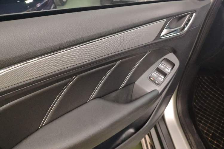 Used Roewe RX5 2020 20T Automatic 4G Connected Million Edition Interior 2
