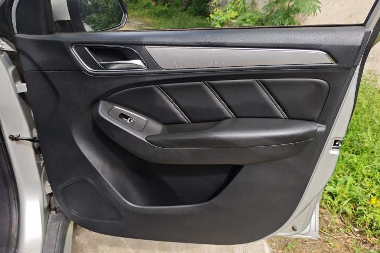 Used Roewe RX5 2020 20T Automatic 4G Connected Million Edition Interior 5