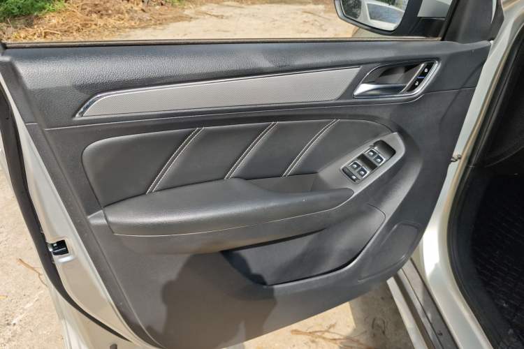 Used Roewe RX5 2020 20T Automatic 4G Connected Million Edition Interior 7