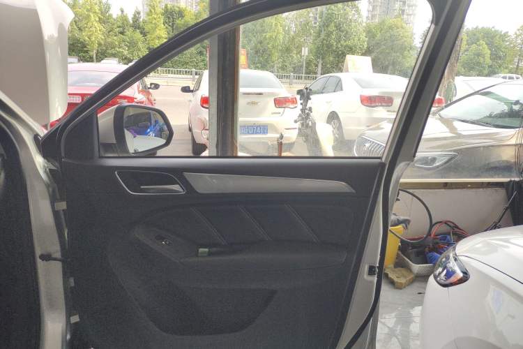 Used Roewe RX5 2020 20T Automatic 4G Connected Million Edition Right Front Door Interior