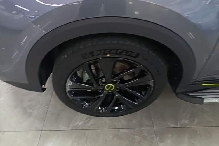 Used Roewe RX5 2020 PLUS 300TGI Automatic Ali National Trend Flagship Edition Left Front Wheel Hub