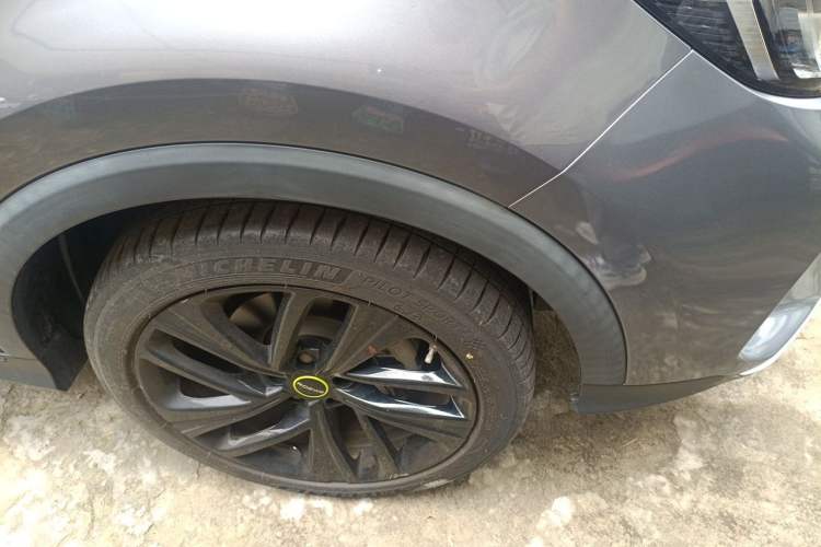 Used Roewe RX5 2020 PLUS 300TGI Automatic Ali National Trend Flagship Edition Right Front Wheel Hub