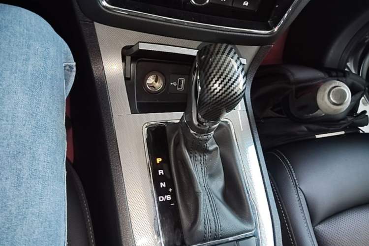 Used Roewe RX5 2020 20T Automatic 4G Connected Million Edition Gear Lever