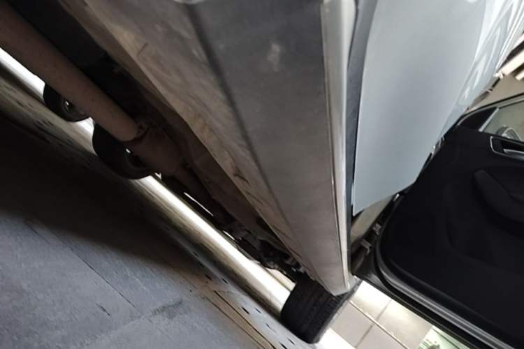 Used Roewe RX5 2020 20T Automatic 4G Connected Million Edition Right Side Sill