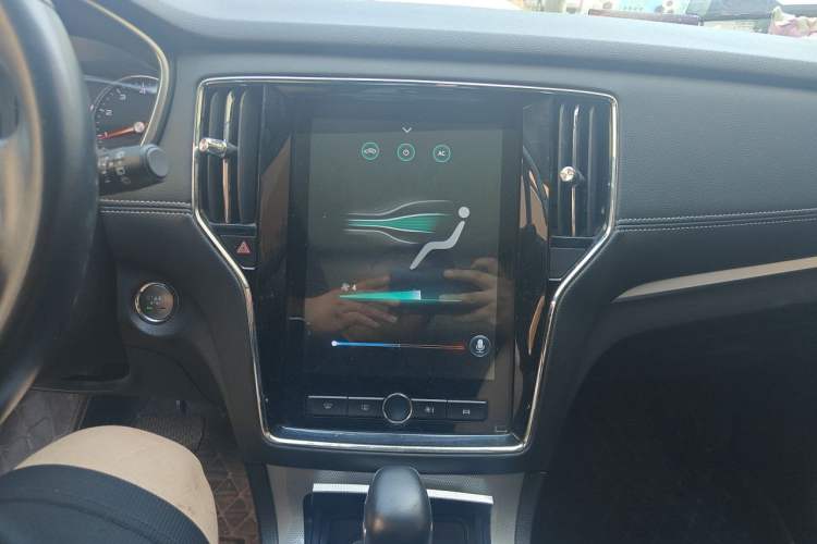 Used Roewe RX5 2020 20T Automatic 4G Connected Million Edition Audio And AC Panel