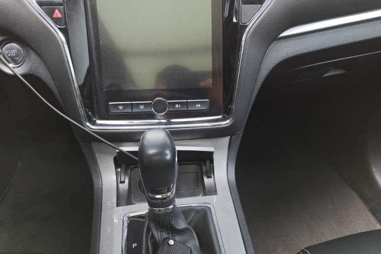 Used Roewe RX5 2020 20T Automatic 4G Connected Million Edition Audio And AC Panel