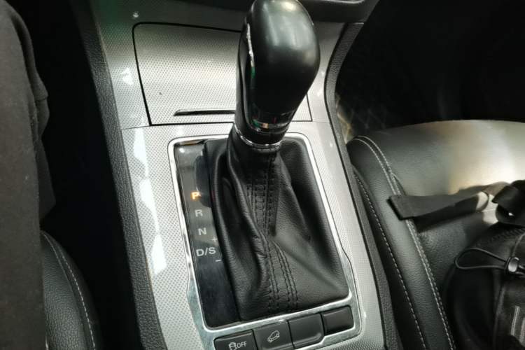 Used Roewe RX5 2020 20T Automatic 4G Connected Million Edition Gear Lever