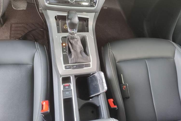 Used Roewe RX5 2020 20T Automatic 4G Connect Superior Flagship Edition Gear Lever
