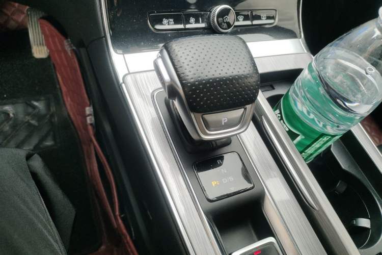 Used Roewe RX5 2020 20T Automatic 4G Connected Million Edition Gear Lever