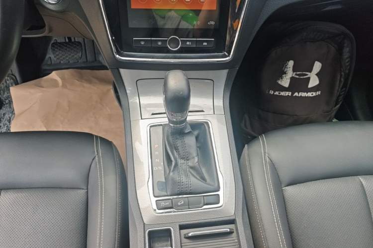 Used Roewe RX5 2020 20T Automatic 4G Connected Million Edition Gear Lever
