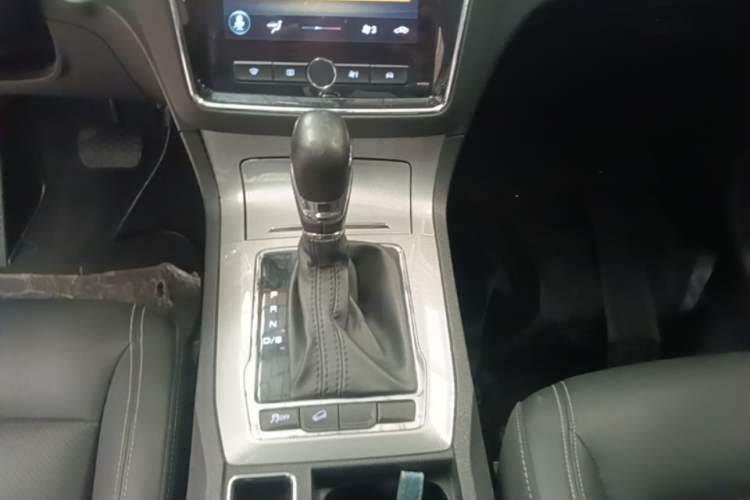 Used Roewe RX5 2020 20T Automatic 4G Connected Million Edition Gear Lever