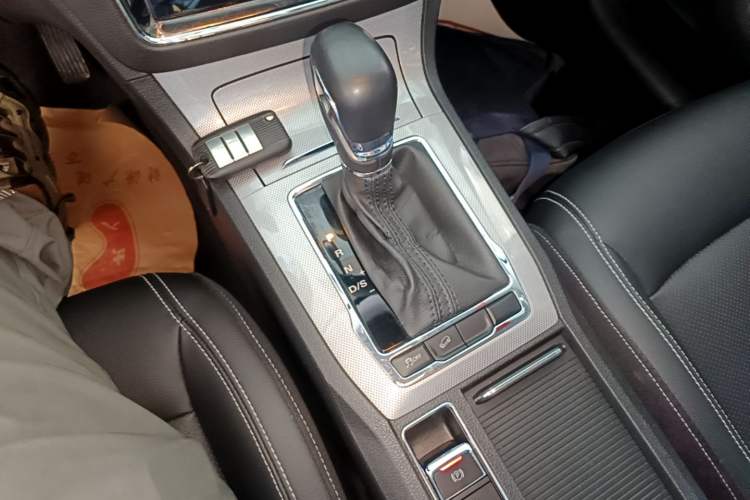 Used Roewe RX5 2020 20T Automatic 4G Connected Million Edition Gear Lever