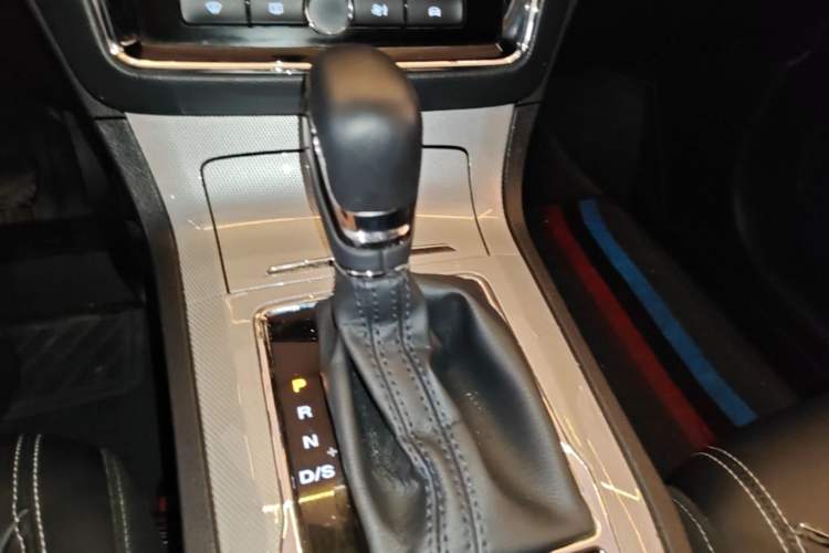 Used Roewe RX5 2020 20T Automatic 4G Connected Million Edition Gear Lever