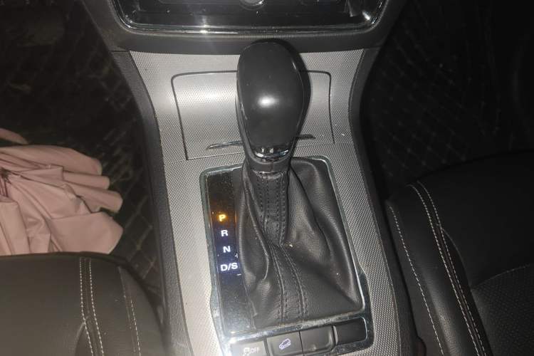 Used Roewe RX5 2020 20T Automatic 4G Connected Million Edition Gear Lever