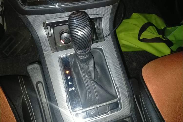 Used Roewe RX5 2020 20T Automatic 4G Connected Million Edition Gear Lever