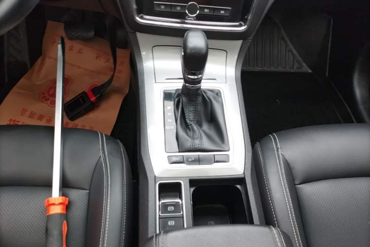 Used Roewe RX5 2020 20T Automatic 4G Connected Million Edition Gear Lever