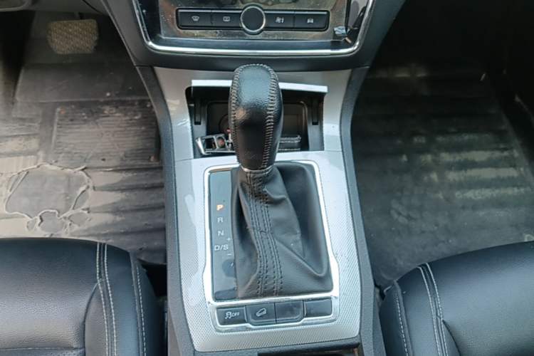 Used Roewe RX5 2020 20T Automatic 4G Connected Million Edition Gear Lever
