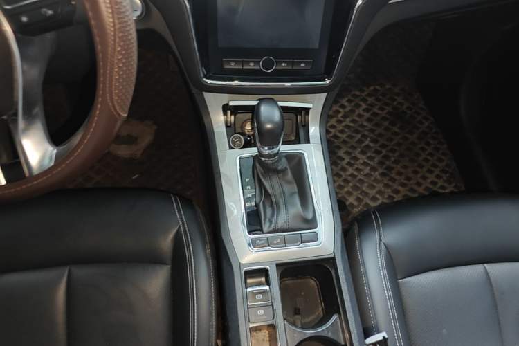 Used Roewe RX5 2020 20T Automatic 4G Connected Million Edition Gear Lever