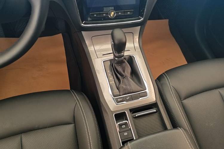 Used Roewe RX5 2020 20T Automatic 4G Connected Million Edition Gear Lever