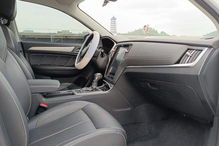 Used Roewe RX5 2020 20T Automatic 4G Connected Million Edition Interior 2