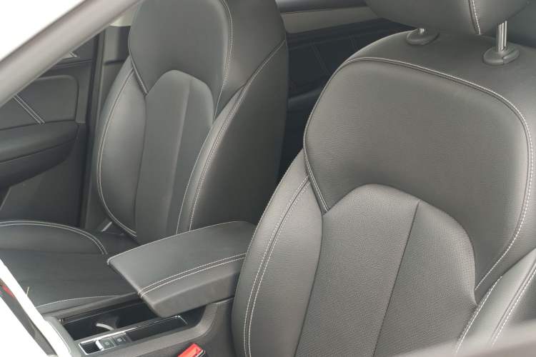 Used Roewe RX5 2020 20T Automatic 4G Connected Million Edition Interior 5