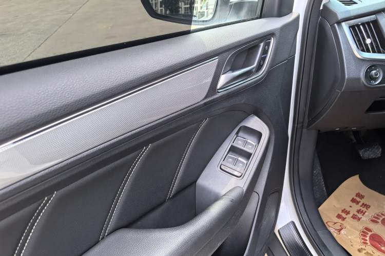 Used Roewe RX5 2020 20T Automatic 4G Connected Million Edition Interior 7