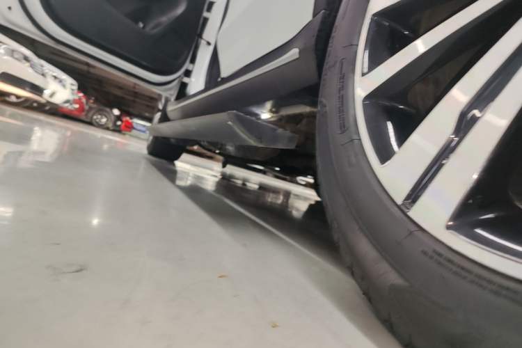Used Roewe RX5 2020 20T Automatic 4G Connect Superior Flagship Edition Left Side Sill