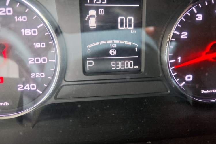 Used Roewe RX5 2020 20T Automatic Ali Smart Connectivity Beyond Intelligent Edition Odometer Close Up