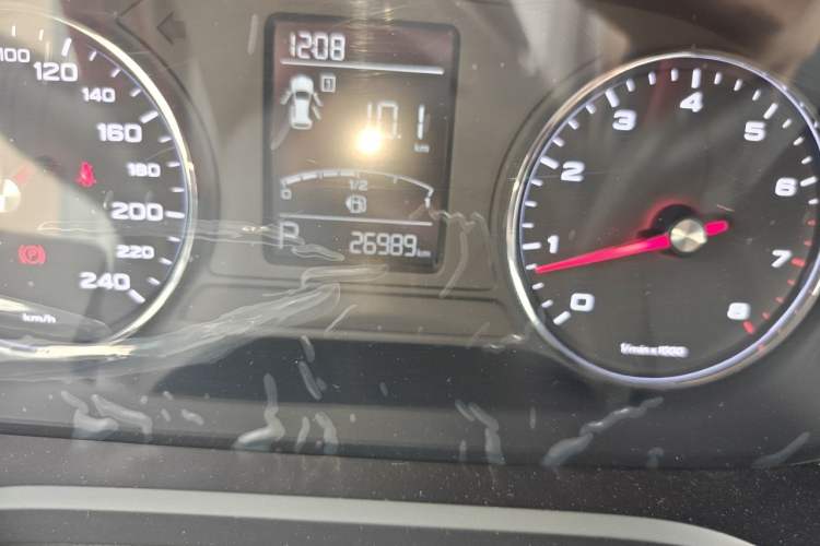 Used Roewe RX5 2020 20T Automatic 4G Connect Superior Flagship Edition Odometer Close Up