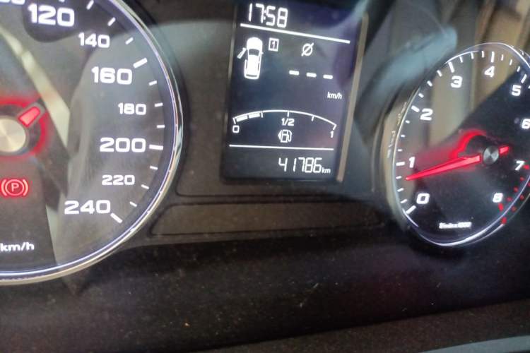 Used Roewe RX5 2020 20T Manual 4G Connect Million Edition Odometer Close Up