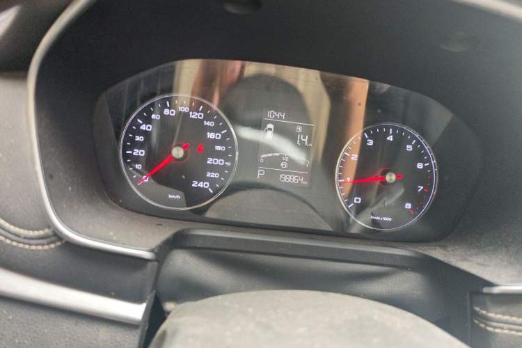 Used Roewe RX5 2020 20T Automatic 4G Connect Superior Flagship Edition Odometer Close Up