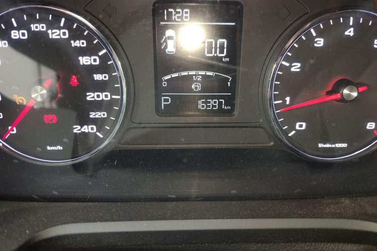 Used Roewe RX5 2020 20T Automatic 4G Connected Million Edition Odometer Close Up