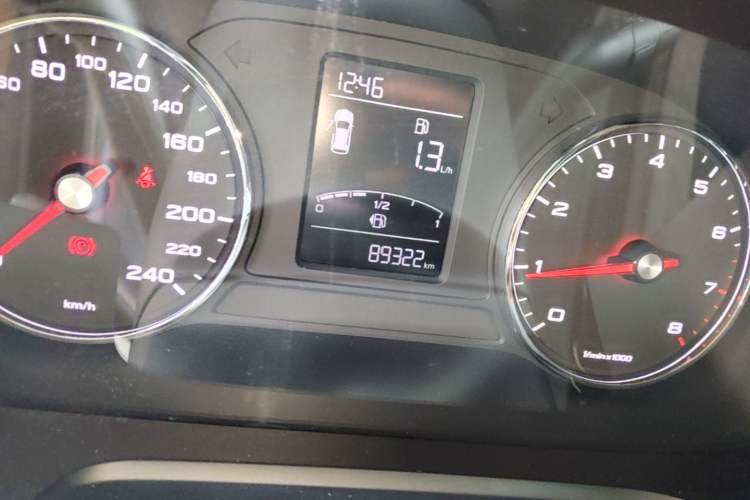 Used Roewe RX5 2020 20T Manual 4G Connect Super-Luxury Flagship Edition Odometer Close Up
