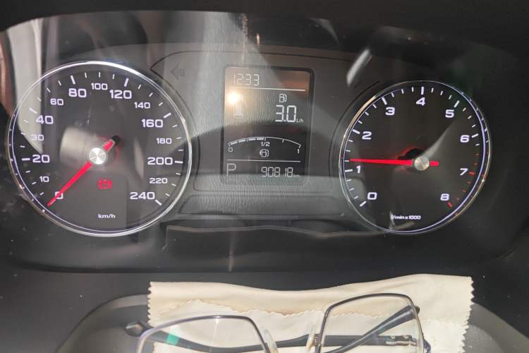 Used Roewe RX5 2020 20T Automatic 4G Connect Superior Flagship Edition Odometer Close Up