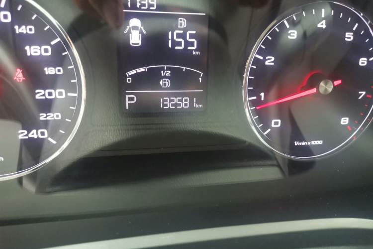 Used Roewe RX5 2020 20T Automatic 4G Connect Superior Flagship Edition Odometer Close Up