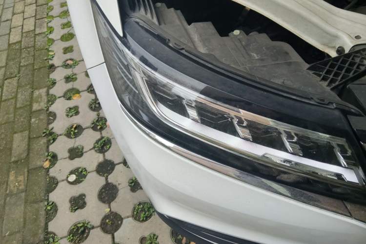 Used Roewe RX5 2020 20T Automatic 4G Connect Superior Flagship Edition Right Front Headlight