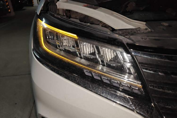Used Roewe RX5 2020 20T Automatic 4G Connect Superior Flagship Edition Right Front Headlight