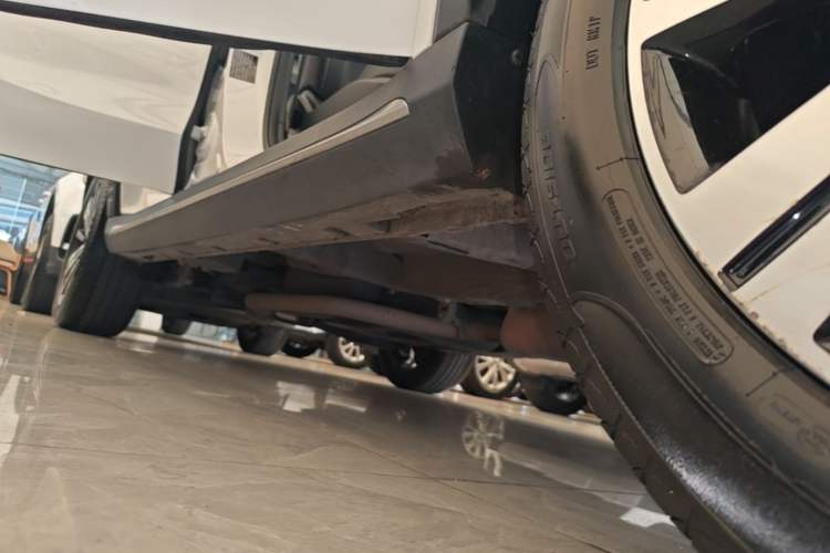 Used Roewe RX5 2020 20T Automatic 4G Connected Million Edition Right Side Sill
