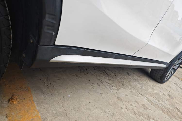 Used Roewe RX5 2020 20T Automatic 4G Connected Million Edition Right Side Sill