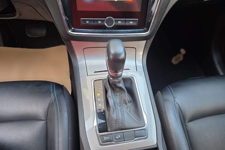 Used Roewe RX5 2020 20T Automatic 4G Connected Million Edition Gear Lever