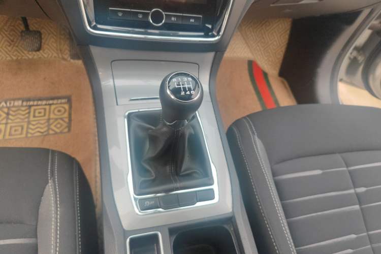 Used Roewe RX5 2020 20T Manual 4G Connect Million Edition Gear Lever