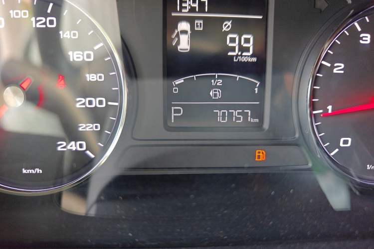 Used Roewe RX5 2020 20T Automatic 4G Connect Superior Flagship Edition Odometer Close Up