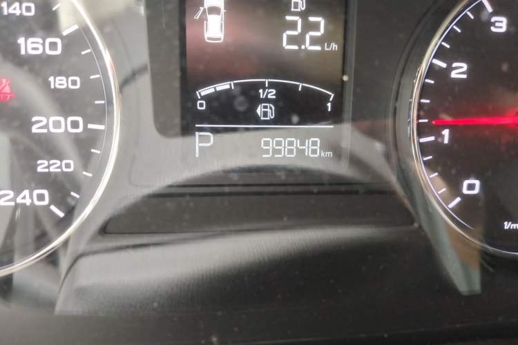 Used Roewe RX5 2020 20T Automatic 4G Connect Superior Flagship Edition Odometer Close Up