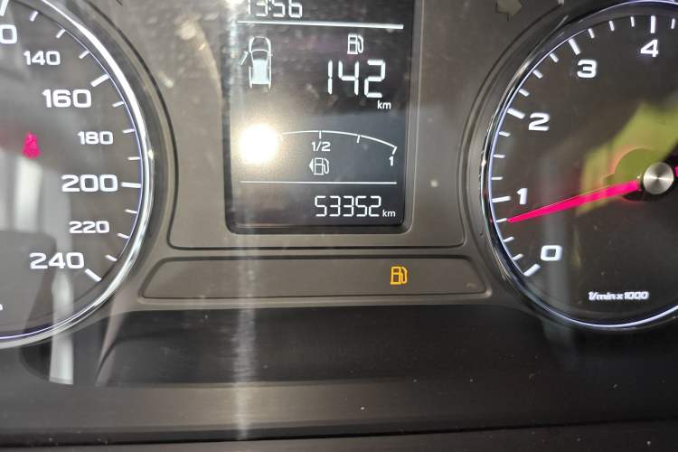 Used Roewe RX5 2020 20T Manual 4G Connect Million Edition Odometer Close Up