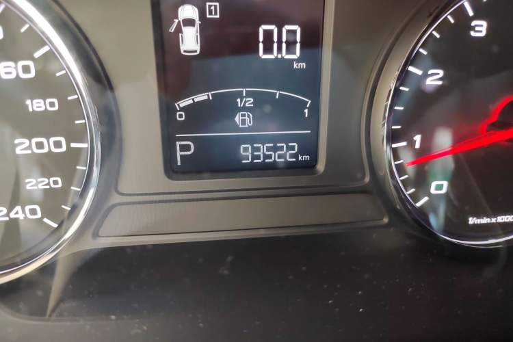 Used Roewe RX5 2020 20T Automatic 4G Connect Superior Flagship Edition Odometer Close Up