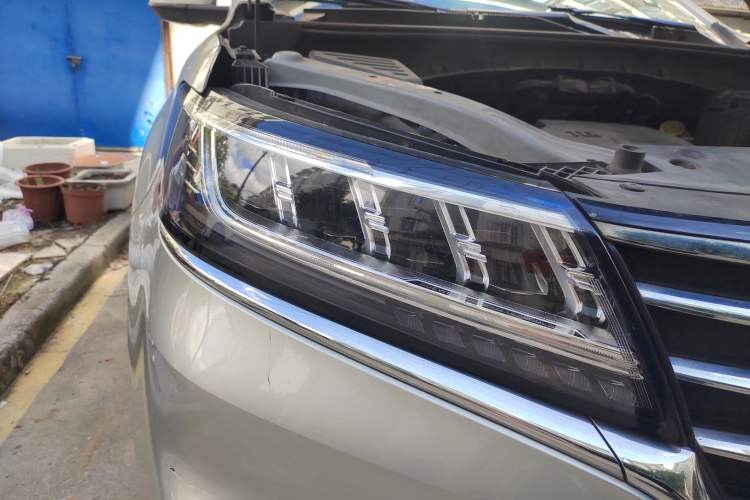 Used Roewe RX5 2020 20T Automatic 4G Connect Superior Flagship Edition Right Front Headlight