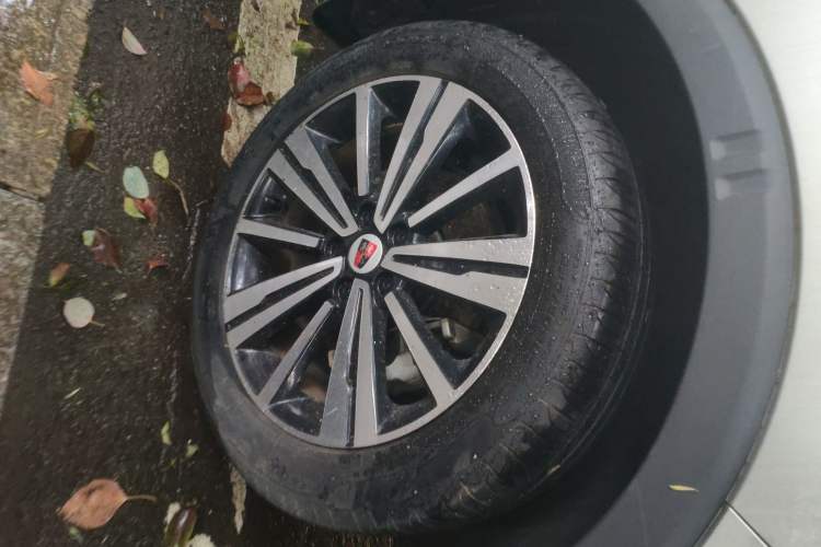 Used Roewe RX5 2020 20T Automatic 4G Connect Superior Flagship Edition Right Front Wheel Hub